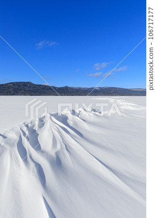 Hokkaido_Scenery of sacred crossing and snow patterns appearing on Lake Akan in midwinter 106717177