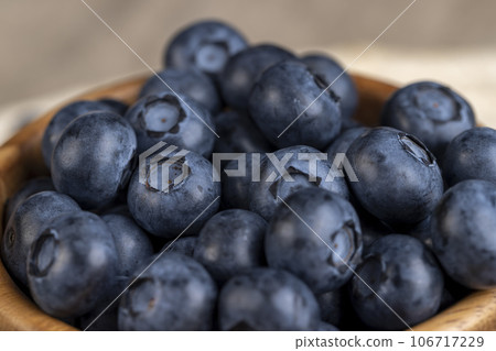 the harvest of ripe large blueberries, close-up the harvest of ripe large blueberries, close-up 106717229