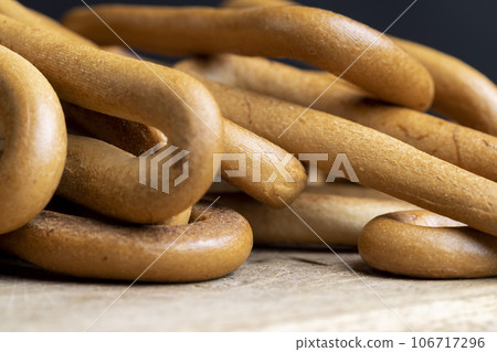 Wheat dried crispy long bagels 106717296