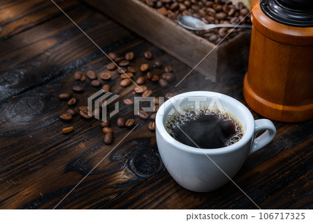 熱咖啡咖啡（黑色背景） 106717325