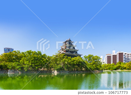 Hiroshima Castle is a flat castle built by Terumoto Mori in the delta area of the Ota River estuary [Scenery of Hiroshima City] 106717773