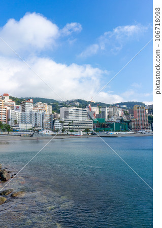 從靜岡縣熱海陽光海灘海岸看到的熱海市 106718098