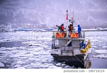 People taking photos on a boat in the winter sea in Hokkaido 106718124
