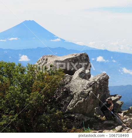 從山梨縣金風山山頂看到的富士山 從山梨縣金風山山頂看到的富士山 106718493