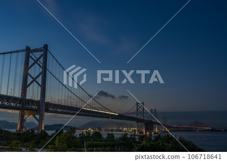 從日本香川縣吉島看瀨戶大橋和坂出的美麗景色 從日本香川縣吉島看瀨戶大橋和坂出的美麗景色 106718641