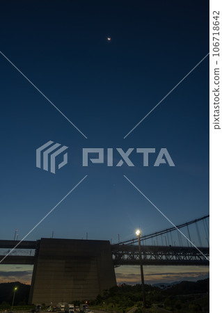 從日本香川縣吉島看瀨戶大橋和坂出的美麗景色 106718642