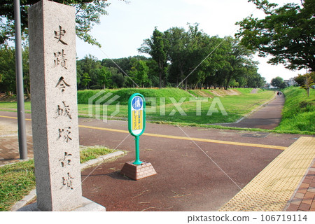 刻有“史蹟今城塚古墳”和古墳公園的石柱(大阪府高槻市) 刻有“史蹟今城塚古墳”和古墳公園的石柱(大阪府高槻市) 106719114