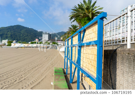 靜岡縣熱海市熱海陽光海灘的海灘上安裝的淋浴 106719195