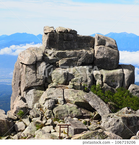 Gojo Rock, summit of Mt. Kinpu, Yamanashi Prefecture 106719206