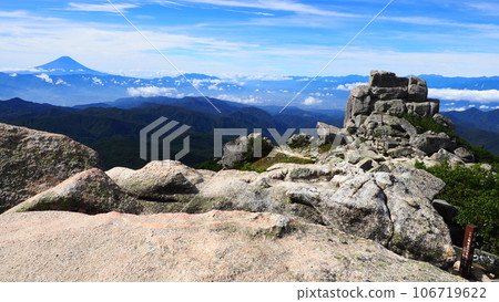 從金風山山頂看五條岩和富士山 106719622