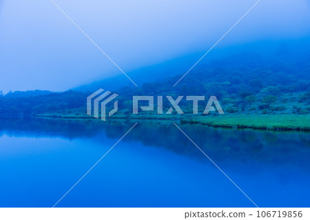 (Gunma Prefecture) Mt. Akagi/Kakumanbuchi where the early autumn leaves have begun (Gunma Prefecture) Mt. Akagi/Kakumanbuchi where the early autumn leaves have begun 106719856