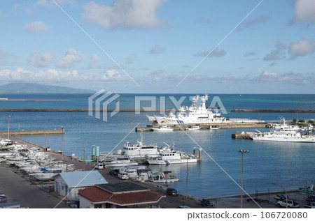 停泊在石垣港的日本海上保安廳巡邏艇(背景島嶼為西表島) 停泊在石垣港的日本海上保安廳巡邏艇(背景島嶼為西表島) 106720080