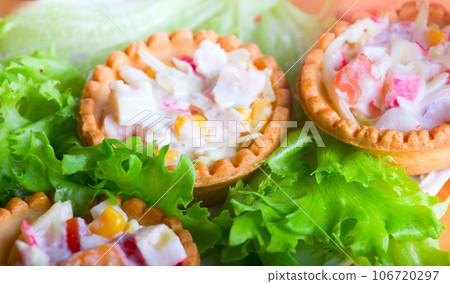 salad in baking vase salad in baking vase 106720297