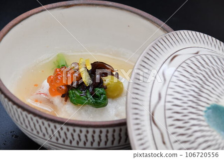 溫泉旅館的晚餐供應日式菜餚 溫泉旅館的晚餐供應日式菜餚 106720556