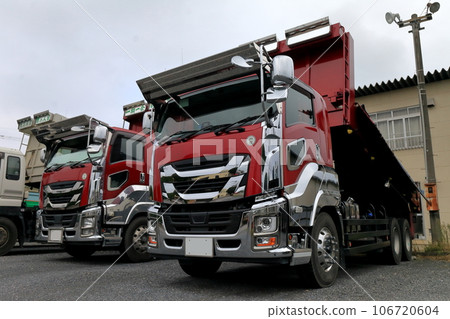 Dump truck 106720604