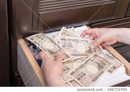[家庭主婦在衣櫃抽屜裡藏了一張一萬日元的鈔票] 106720709