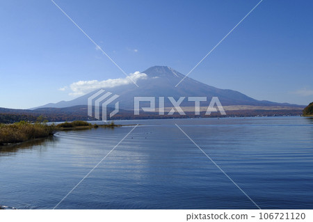 山中湖和富士山在秋天 山中湖和富士山在秋天 106721120