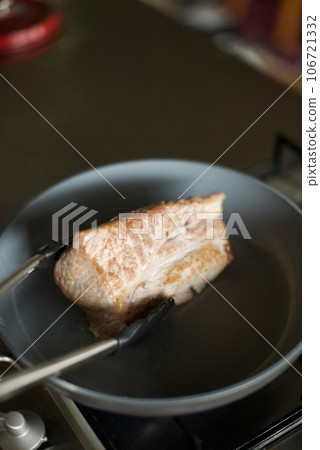 Grilling chunks of pork loin 106721332