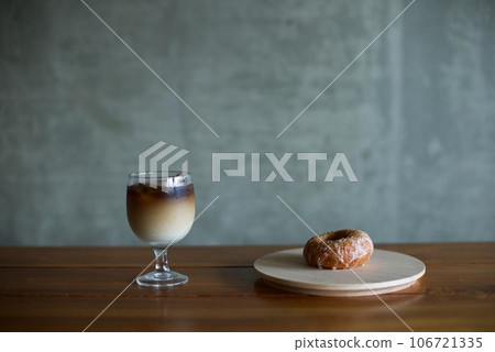 甜甜圈和冷牛奶咖啡 106721335