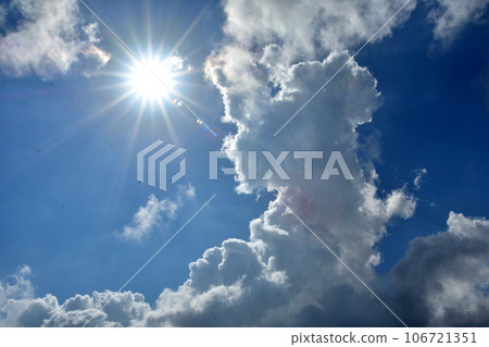 陽光穿過太陽和雲層 陽光穿過太陽和雲層 106721351