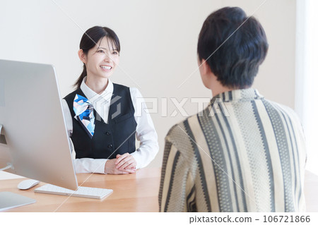 微笑的女性接待人員 106721866