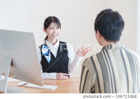 微笑的女性接待人員 106721868