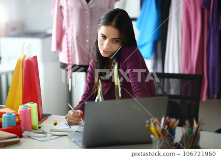 Serious tailor businesswoman 106721960