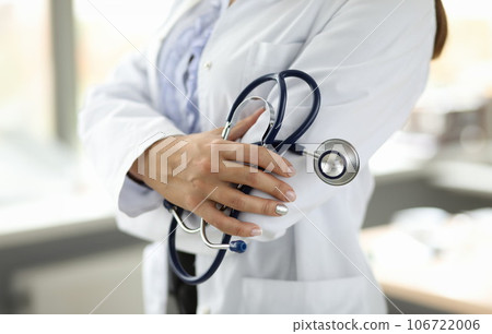 Doctor in white uniform 106722006