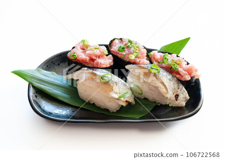 烤劍魚握壽司和蔥托羅卷 烤劍魚握壽司和蔥托羅卷 106722568