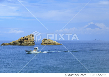 Sea seen from Kumomi coast (summer) Sea seen from Kumomi coast (summer) 106722793