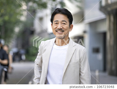 一名50多歲的男子對著鏡頭微笑 一名50多歲的男子對著鏡頭微笑 106723048