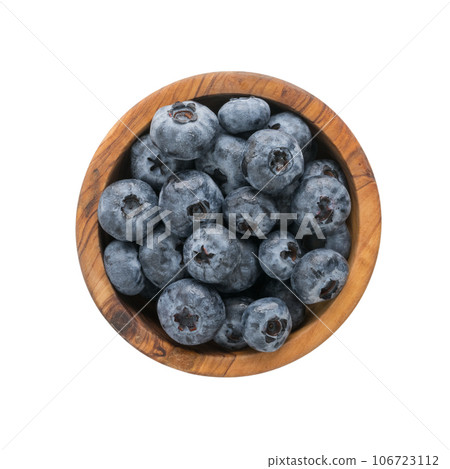 Fresh washed organic blueberries ina olive wood bowl topv view isolated on white 106723112