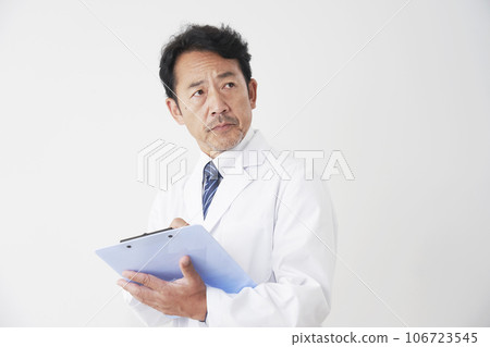 Middle-aged doctor writing documents using a binder, white background 106723545