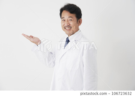 中年醫生手掌指向左側，白色背景 106723632