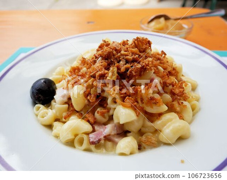 Traditional Swiss cuisine Alpine macaroni Älplermagronen 106723656