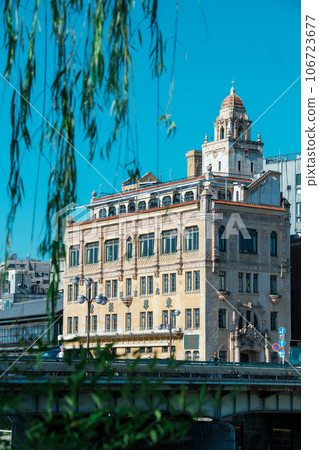 Western-style building and willows on the bridge 106723677