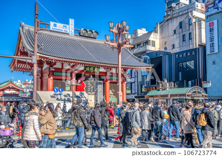 Tokyo cityscape: Kaminarimon Gate on the first three days of the New Year Tokyo cityscape: Kaminarimon Gate on the first three days of the New Year 106723774