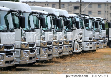 排隊的卡車圖像 106723961