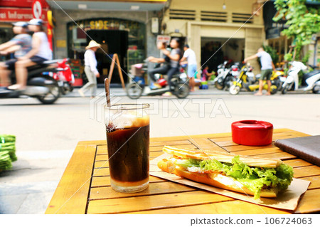 越南河內街角的越南咖啡和 banh mi 越南河內街角的越南咖啡和 banh mi 106724063