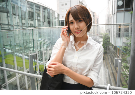 女人在過道上打電話 女人在過道上打電話 106724330
