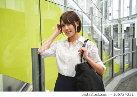 肩上掛著包在城市裡行走的女人 肩上掛著包在城市裡行走的女人 106724331