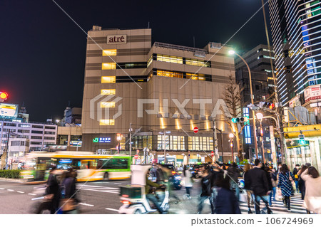 Japan's Tokyo cityscape: What's going on with bikes riding the wrong way and running out of control? A surprising sight I saw in front of Ebisu Station... Japan's Tokyo cityscape: What's going on with bikes riding the wrong way and running out of control? A surprising sight I saw in front of Ebisu Station... 106724969
