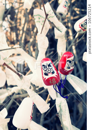 The daruma fortune of Shomyoji Temple that appears during the New Year 106725214