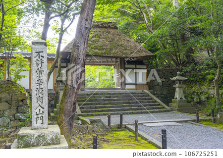 法然院,優雅的茅草門(京都鐵學之道附近) 法然院,優雅的茅草門(京都鐵學之道附近) 106725251