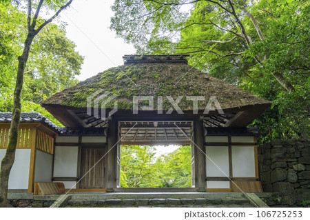 Honen-in Temple, elegant thatched gate (near Tetsugaku no Michi, Kyoto) Honen-in Temple, elegant thatched gate (near Tetsugaku no Michi, Kyoto) 106725253
