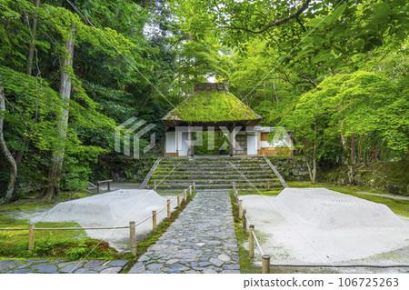 Honen-in Temple, thatched Sanmon gate and white sand mound “Shirasodan” (near Tetsugaku no Michi, Kyoto) Honen-in Temple, thatched Sanmon gate and white sand mound “Shirasodan” (near Tetsugaku no Michi, Kyoto) 106725263