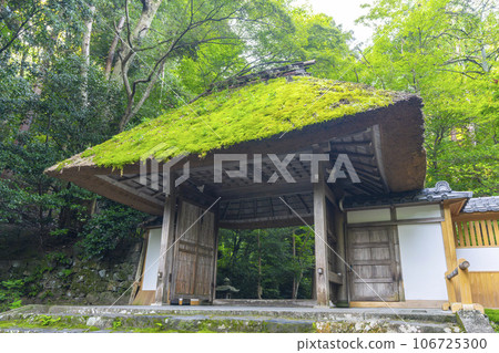 法然院，優雅的茅草門（京都鐵學之道附近） 106725300