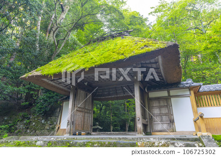 法然院,優雅的茅草門(京都鐵學之道附近) 法然院,優雅的茅草門(京都鐵學之道附近) 106725302