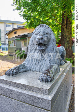 Lion statue at Sanki Shrine (Mukoujima, Sumida-ku, Tokyo) 106725358