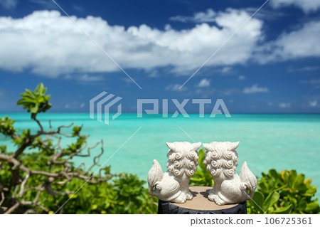 沖繩風獅眺望蔚藍的大海 106725361